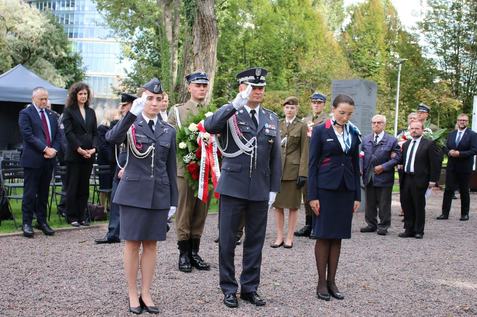 Pamięci lotników niosących pomoc Powstaniu Warszawskiemu